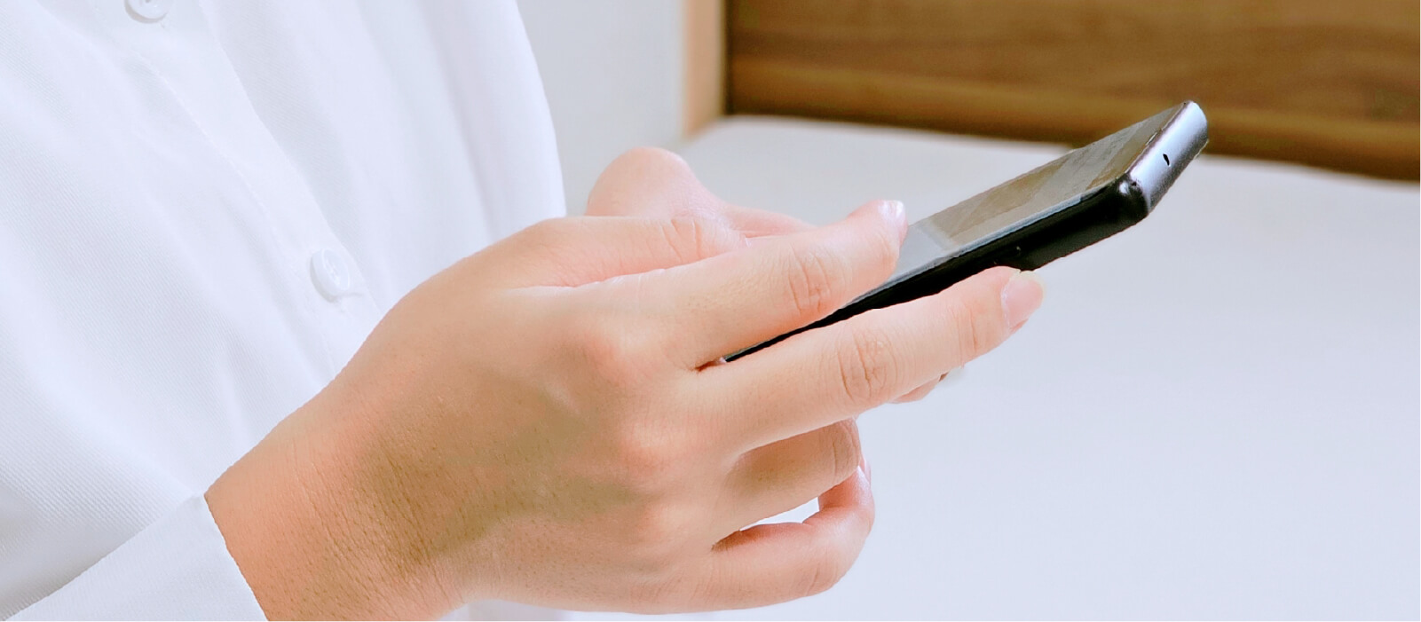 スマホを持つ手